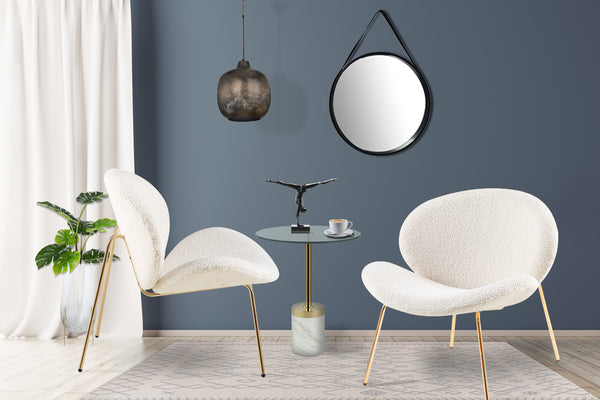Das Stuhl-Set Jaden in Beige und Gold ist der Beweis, dass minimalistisches Design und maximaler Komfort Hand in Hand gehen können.