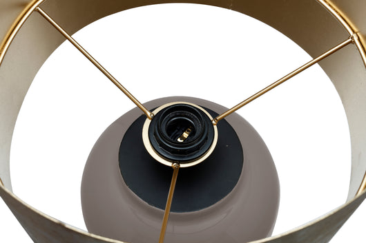 Als dekorative Design-Leuchte schafft diese Tischlampe harmonische Lichteffekte in jedem Raum.