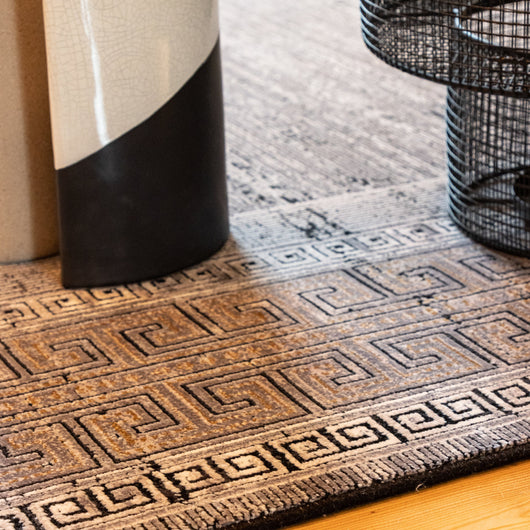 Zeitlose Eleganz für Ihren Flur: Dieser Teppich aus Bambusseide in Grau ist nicht nur ein Blickfang, sondern auch pflegeleicht und fusselfrei. Perfekt für viel beanspruchte Bereiche.
