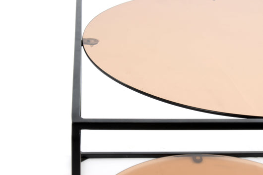 Dieses handgefertigte Modell: ein würfelförmiger Beistelltisch für höchste Ansprüche an Design und Qualität.