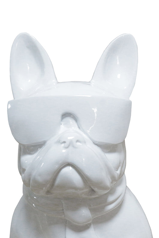 Moderne Deko Wohnzimmer: Die weiße Bulldoggen-Skulptur mit Sonnenbrille – ein echter Hingucker für Ihr Zuhause.