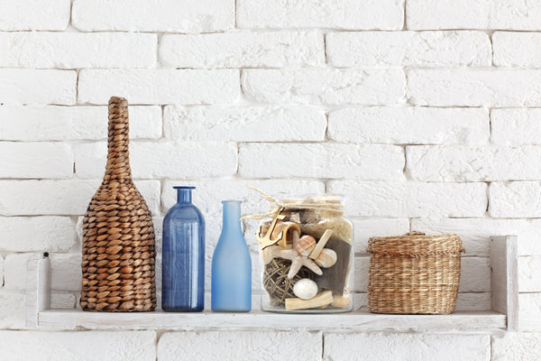 Maritime Dekoration für Ihr Badezimmer: Dieses Dekoglas mit echten Muscheln und Anker-Anhänger bringt maritimes Flair in Ihr Zuhause. Jetzt online bestellen!