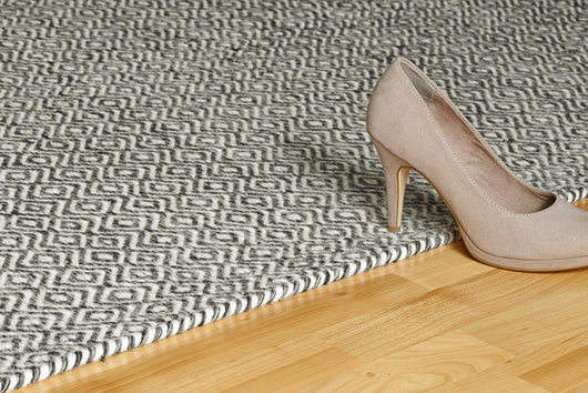 Teppich Naturfaser: Erleben Sie die hochwertige Qualität des handgewebten Teppichs Bombay 344 Graphit. Ein Unikat für Ihr Zuhause.
