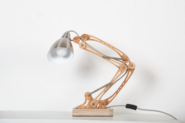Die perfekte Ergänzung für Ihr Büro oder Wohnzimmer: Eine Stylische Tischleuchte aus Naturholz mit Charakter.