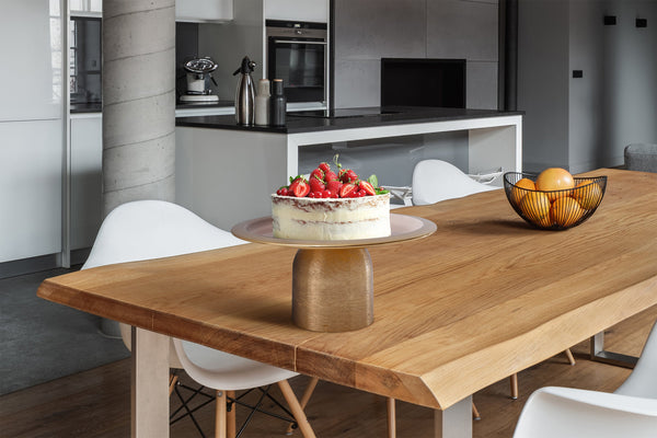 Puderrosa Tortenplatte: Verleihen Sie Ihrer Tafel einen Hauch von Eleganz mit dieser aparten und stabilen Servierplatte.