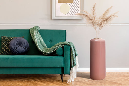 Die perfekte Kombination aus Klarheit und Raffinesse: Entdecken Sie die Kunstvolle Metallvase in Rosa.