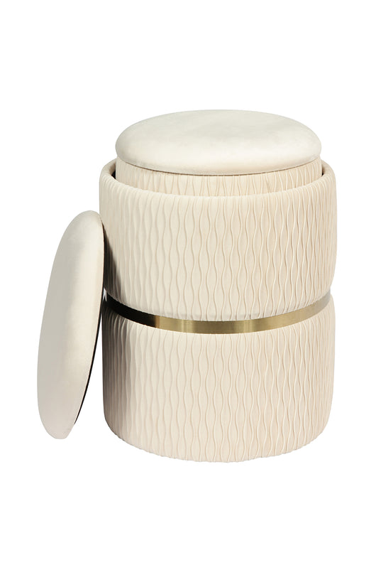 Ein luxuriöser Hocker mit Samtbezug, dessen goldener Ring einen edlen Akzent setzt und jeden Raum aufwertet.
