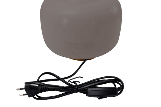 Die klare Linienführung dieser Tischlampe modern passt ideal zu zeitgenössischen Einrichtungen.