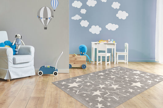 Der Australia - Tamworth Kinderteppich Silber – ein robustes und attraktives Element für eine spielerische und geschützte Umgebung.