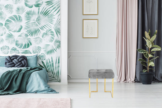 Samtiger Hocker Rare 100 Grau: Dieser stilvolle Hocker mit goldenem Edelstahlgestell ist die perfekte Ergänzung für Ihr Wohnzimmer oder Schlafzimmer.