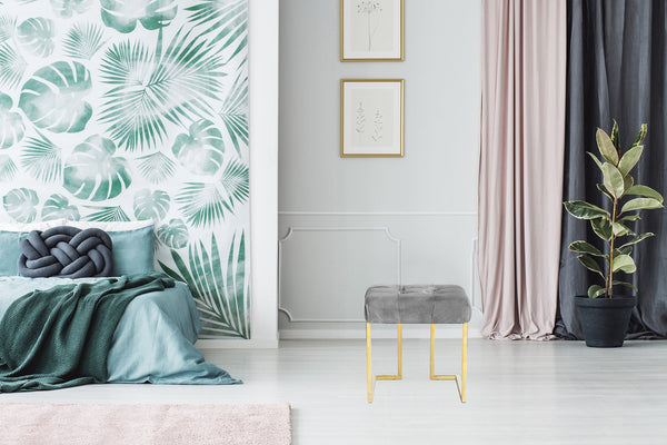 Samtiger Hocker Rare 100 Grau: Dieser stilvolle Hocker mit goldenem Edelstahlgestell ist die perfekte Ergänzung für Ihr Wohnzimmer oder Schlafzimmer.