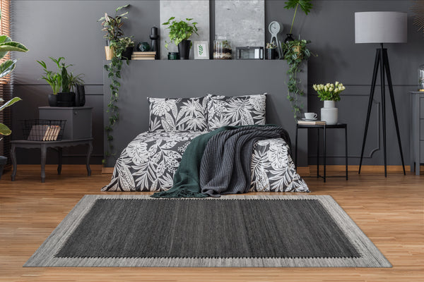 Dieser Flachflorteppich in Anthrazit / Grau ist eine perfekte Wahl für jedes moderne Zuhause. Dank des eleganten Jacquard-Designs passt er ideal in Wohnzimmer, Schlafzimmer oder Flur. Der Teppich sorgt für Gemütlichkeit und ist gleichzeitig pflegeleicht und für Fußbodenheizung geeignet. Die hohe Qualität und das weiche Gefühl machen ihn zu einem unverzichtbaren Bestandteil Ihrer Inneneinrichtung.