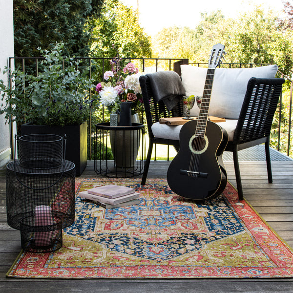 Vielseitige Teppiche für drinnen und draußen: Perfekt für Wohnbereich und Terrasse. Entdecken Sie unsere wetterfesten Modelle.
