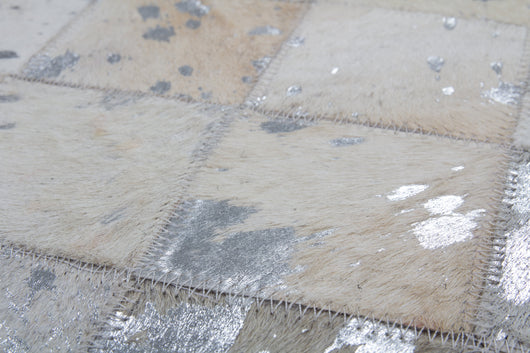 Trotz seiner edlen Erscheinung ist dieser robuste Flachflor-Teppich sehr langlebig. Er behält seine Form und Haptik auch bei intensiver Nutzung bei und ist somit ideal für stark frequentierte Bereiche geeignet.

