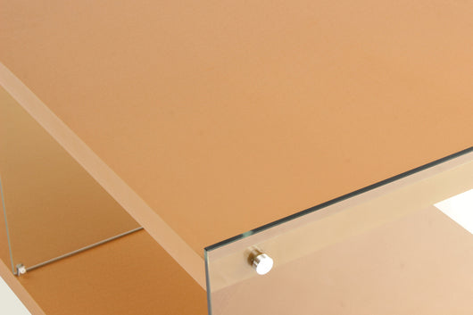 TV-Möbel mit Glas: Entdecken Sie die gelungene Kombination aus robustem MDF und gehärtetem Glas für ein leichtes und doch stabiles Erscheinungsbild.