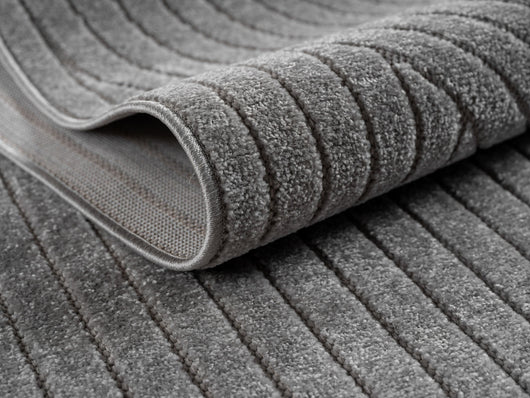 Dieser stilvolle Kurzflorteppich in Beige (140x200 cm) vereint Funktionalität mit nordischer Eleganz. Ideal für alle Wohnbereiche – besonders geeignet für Allergiker dank pflegeleichtem Material. Wetterfest – für drinnen und draußen einsetzbar.
