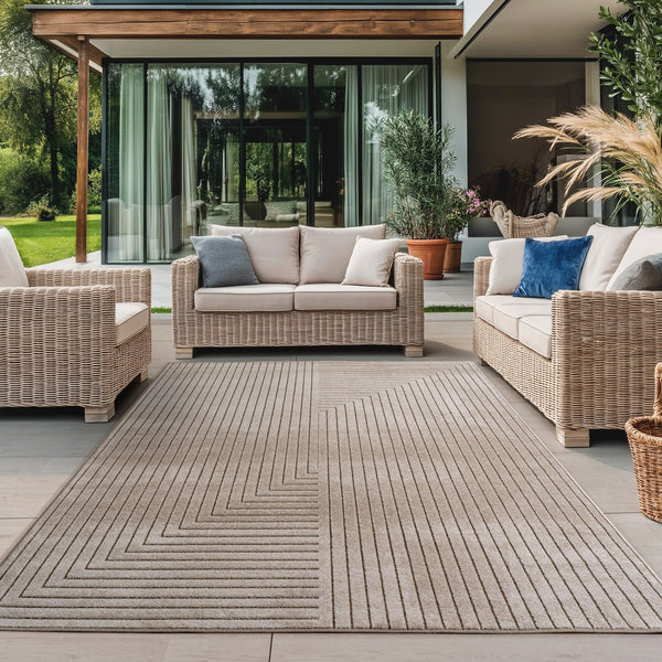 Stilvoller Outdoor Teppich in Beige schmückt einen modernen Balkon mit Gartenmöbeln – wetterfest, robust und pflegeleicht.