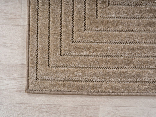 Der Kurzflor Teppich mit 3D-Muster sorgt für eine gemütliche Atmosphäre im Wohnzimmer – ideal für Innenräume mit hellem Holzfußboden.