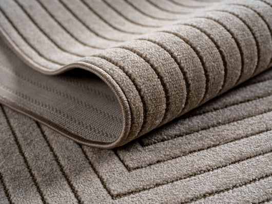Eleganter Teppich in Naturtönen verleiht der Veranda ein wohnliches Ambiente – perfekt für den Sommer und wetterbeständig.