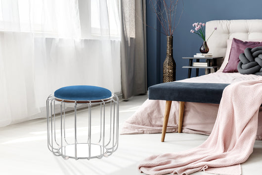 Ein wahres Kombinationswunder: Dieser Hocker und Beistelltisch ist vielseitig einsetzbar und ein echtes Design-Highlight.
