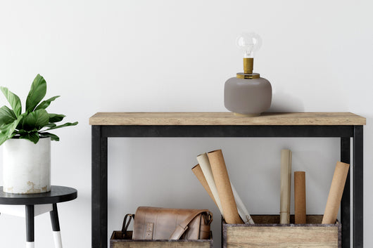 Diese elegante Tischlampe modern in Grau/Gold ist ein zeitloses Designobjekt für Ihr Zuhause.