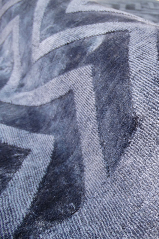 Eleganter rechteckiger Teppich, geeignet für Fußbodenheizung und pflegeleicht.