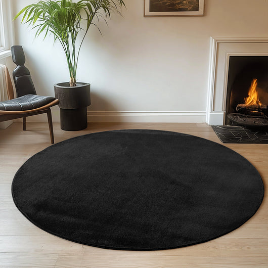Waschbarer Teppich Wohnzimmer Schwarz: Pflegeleicht und praktisch: Dieser schwarze Teppich ist maschinenwaschbar und somit perfekt für Ihr Wohnzimmer.