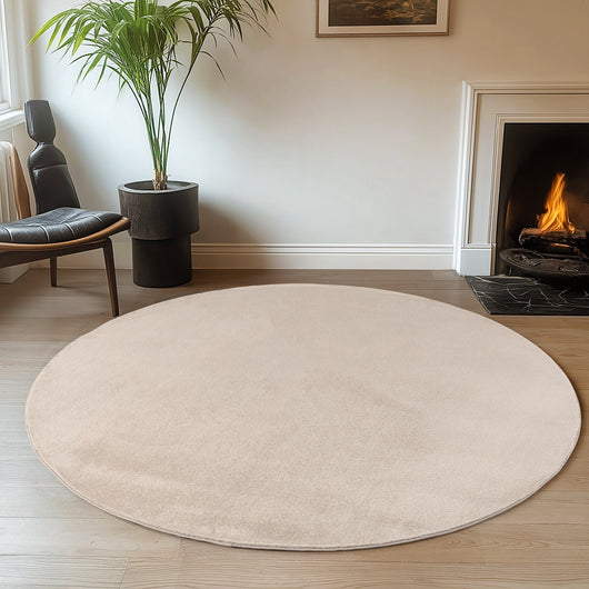 Waschbarer Teppich Wohnzimmer Creme: Praktisch und pflegeleicht: Dieser cremefarbene Teppich ist maschinenwaschbar und somit ideal für das Wohnzimmer.