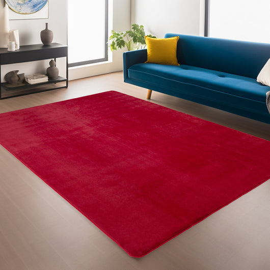 Auffälliger Rote Teppich Wohnzimmer: Setzen Sie ein starkes Statement mit diesem lebendigen und modernen roten Kurzflor-Teppich.