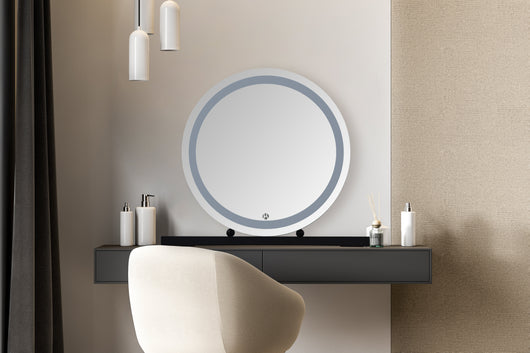 Einfach in der Handhabung: Integriertes Leuchtmittel und schnelle Einsatzbereitschaft machen diesen Spiegel zum unverzichtbaren Werkzeug für jeden Schminktisch.

