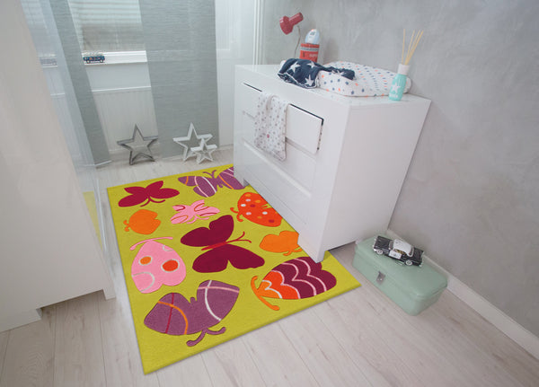 Dieser handgetuftete Kurzflorteppich mit Leuchtgarn ist ein hochwertiges und langlebiges Produkt. Das strapazierfähige Acryl-Material ist bestens für den Einsatz im Kinderzimmer geeignet. Das leuchtende Design wird die Fantasie Ihrer Kinder anregen und sie sanft in den Schlaf begleiten.