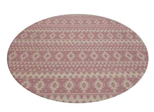Dieser Polyester Teppich "Sunny 210 Pink" überzeugt durch seine Multifunktionalität. Als In- und Outdoor-Teppich ist er extrem strapazierfähig und pflegeleicht. Das Material hält Wind, Sonne und Regen stand. Ob als stilvolle Unterlage auf der Terrasse oder als praktischer Akzent in der Küche – das grafische Muster mit Symmetrie und Ethno-Touch fügt sich harmonisch in jede Stilrichtung ein.

