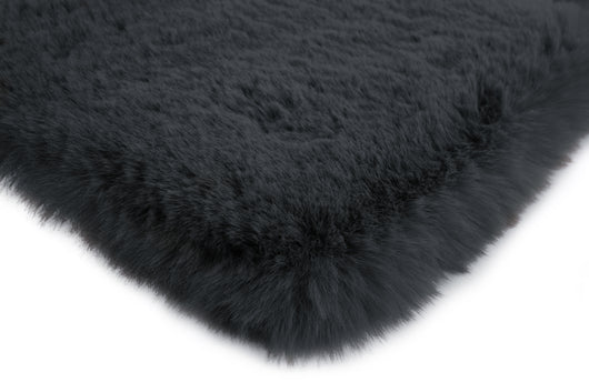 Weicher Teppich in Anthrazit mit Hochflor im modernen Wohnzimmer