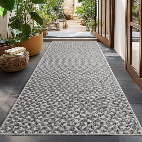 Verleihen Sie Ihrer Terrasse oder Ihrem Balkon mit diesem hochwertigen Outdoor Teppich im grauen Design ein elegantes und gemütliches Ambiente. Der Teppich ist wetterfest, UV-beständig und ideal für den Einsatz im Freien. Dank des robusten Polypropylens bleibt er auch bei starker Sonneneinstrahlung farbecht und strapazierfähig.
