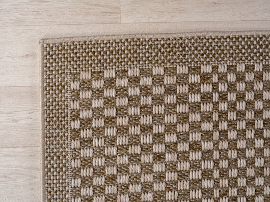 Pflegeleichter Outdoor Teppich auf einer überdachten Terrasse – resistent gegen Schmutz, Sonne und Feuchtigkeit.