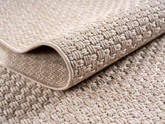 Dieser pflegeleichte Teppich in neutraler Farbe ist ideal für den Eingangsbereich. Er ist strapazierfähig und lässt sich leicht reinigen.​