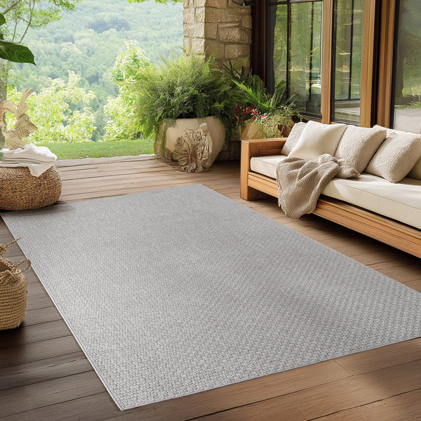 Dieser stilvolle Outdoor Teppich für den Balkon verleiht Ihrem Außenbereich eine moderne und gemütliche Atmosphäre. Das witterungsbeständige Material trotzt Regen und Sonne und ist ideal für den ganzjährigen Einsatz. Das dezente Karo-Design in Grau harmoniert perfekt mit minimalistischen Möbeln.