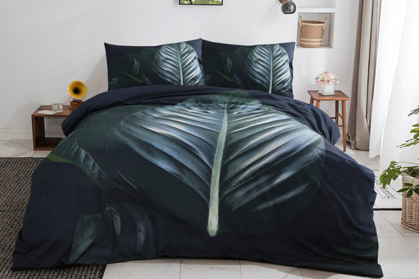 Das Baumwoll-Satin-Set fühlt sich weich und kühl auf der Haut an – perfekt zum Entspannen.