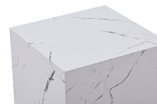 Ein flexibler Beistelltisch Modern Design, der sich dank seiner Quaderform perfekt in Ecken einfügt.
