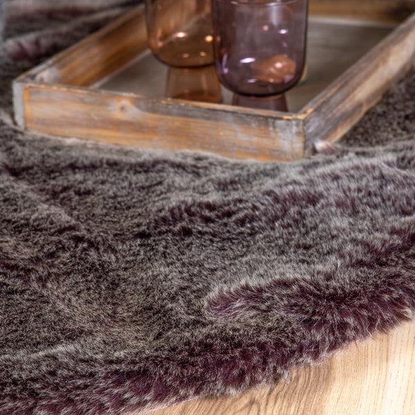 Dieser flauschige Hochflor-Teppich in Mauve bringt Gemütlichkeit in Ihr Schlafzimmer.