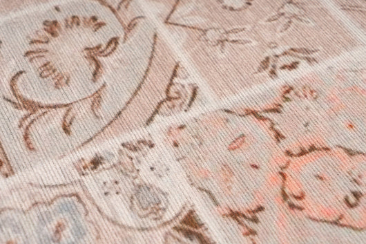 Design Teppich: Setzen Sie ein Statement mit diesem Teppich, der hohe Qualität und ein unverwechselbares Design vereint. Perfekt für ein stilvolles und gemütliches Ambiente.