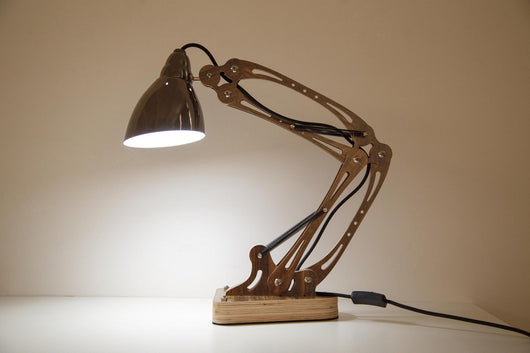 Ideal als Schreibtischlampe und Tischlampe Schlafzimmer: Die Merop Teak ist vielseitig einsetzbar und besticht durch ihren minimalistischen Look.