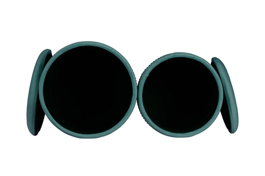 Dieses Hocker-Set in zwei unterschiedlichen Größen vereint ein zeitloses Design mit Stauraum.