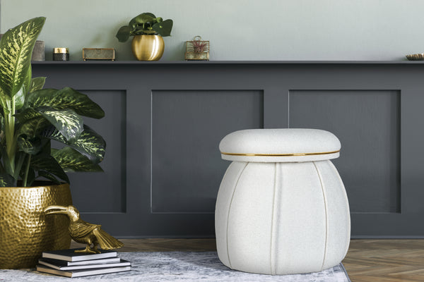 Das Designerstück: Ein extravaganter Pouf mit komfortabler Sitzfläche und elegantem Fuß, der in Ihrem Zuhause glänzt.