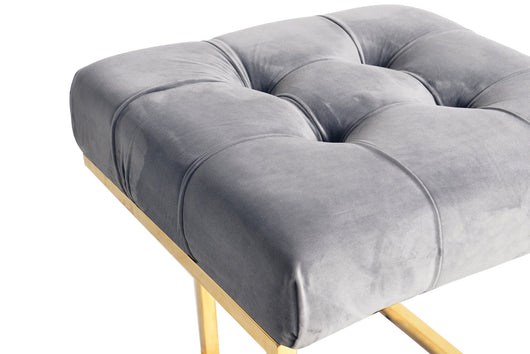Polsterhocker mit Samtbezug: Der Hocker Rare 100 Grau lädt zum gemütlichen Verweilen ein. Ideal als Fußhocker oder zusätzliche Sitzgelegenheit.
