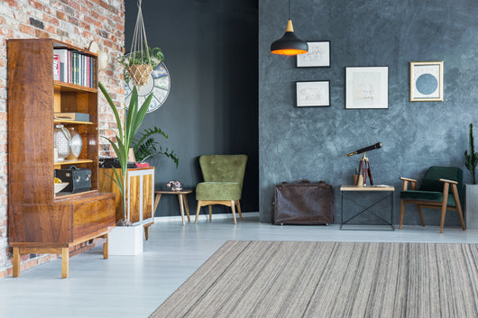 Dieser elegante Teppich in Grau / Multi sorgt für eine zeitlose Atmosphäre in jedem Raum. Der maschinell gefertigte Flachflorteppich aus 95 % Wolle und 5 % Polyester ist nicht nur pflegeleicht, sondern auch ideal für die Verwendung auf Fußbodenheizung. Mit seinem dezenten Design fügt sich der Teppich perfekt in jedes Raumkonzept ein und bietet gleichzeitig eine weiche, komfortable Oberfläche.