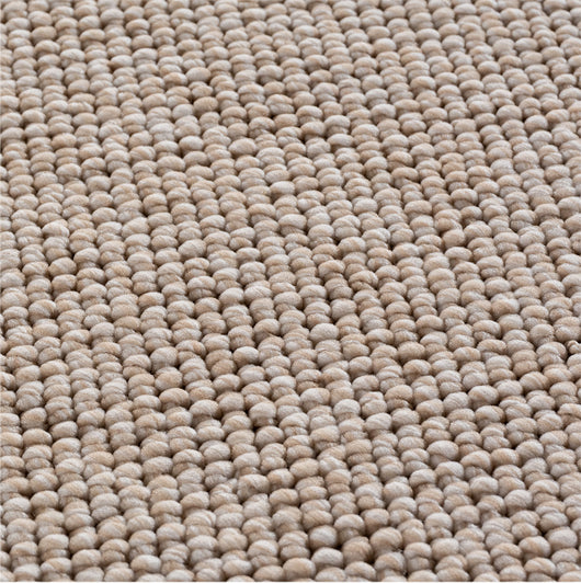 Dieser Indoor Teppich Kinderzimmer ist weich (100% Polyester), strapazierfähig und dank des fusselarmen Materials auch gut geeignet für Kinderzimmer. Pflegeleicht und in neutralem Beige gehalten.

