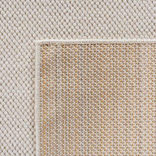 Dieser Kurzflor Teppich Beige ist der ideale Indoor Teppich für alle Wohnbereiche. Das Polyester-Material ist fusselarm und ideal für Allergiker geeignet. Mit angenehmer Haptik und strapazierfähiger Qualität ist er der perfekte pflegeleichte Bodenbelag für Flur, Schlafzimmer oder Homeoffice.

