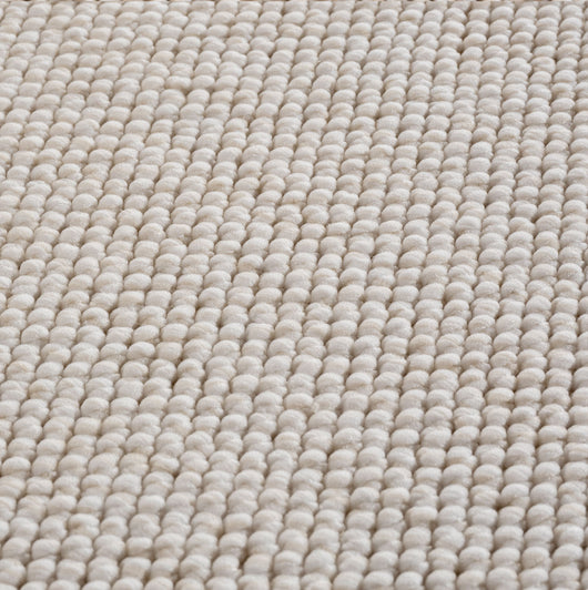 Verleihen Sie Ihrem Zuhause mit diesem Wohnzimmerteppich Beige wohnliche Wärme. Der Kurzflor Teppich mit 7 mm Höhe bietet gemütlichen Komfort und ist dank 100% Polyester besonders weich. Das neutrale Design schafft eine ruhige, harmonische Atmosphäre und ist pflegeleicht für den täglichen Gebrauch.

