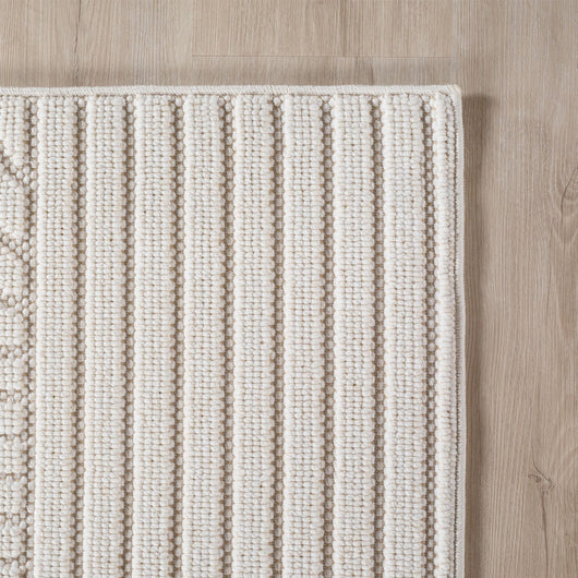 Verleihen Sie Ihren Räumen eine warme Atmosphäre mit diesem Teppich Kurzflor in Beige-Creme. Das schlichte Design mit gleichmäßiger Webung schafft einen ruhigen Rückzugsort. Gefertigt aus 100% Polyester ist er nicht nur strapazierfähig, sondern auch fusselarm und somit die perfekte Wahl als allergikerfreundlicher Teppich für das Kinderzimmer.

